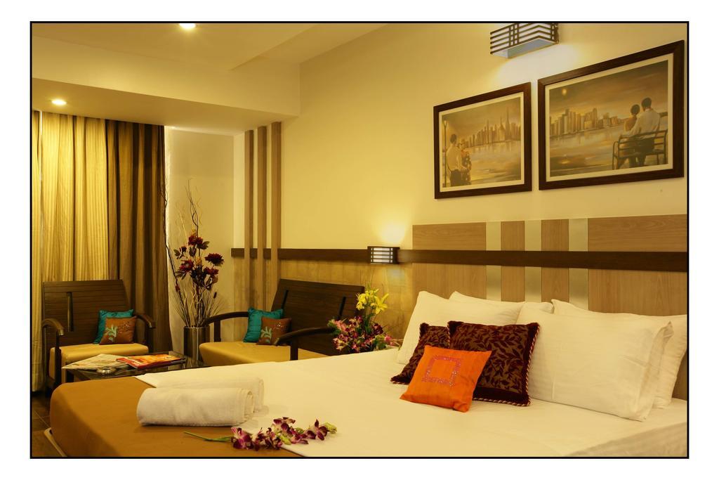 Hotel Utsav Deluxe Пуне Екстер'єр фото