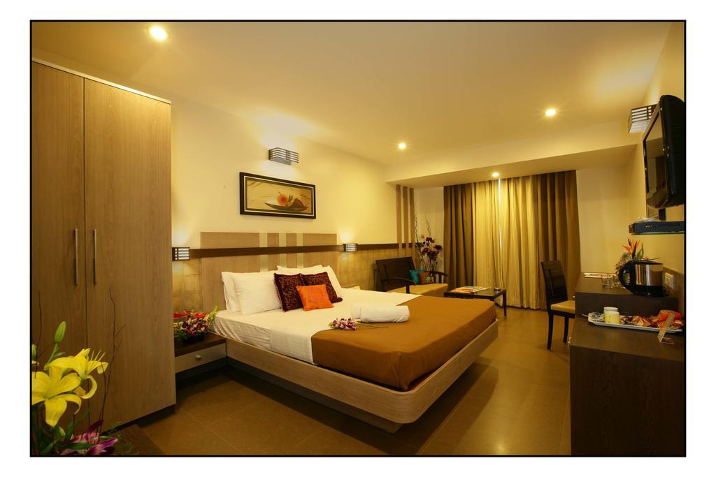 Hotel Utsav Deluxe Пуне Екстер'єр фото