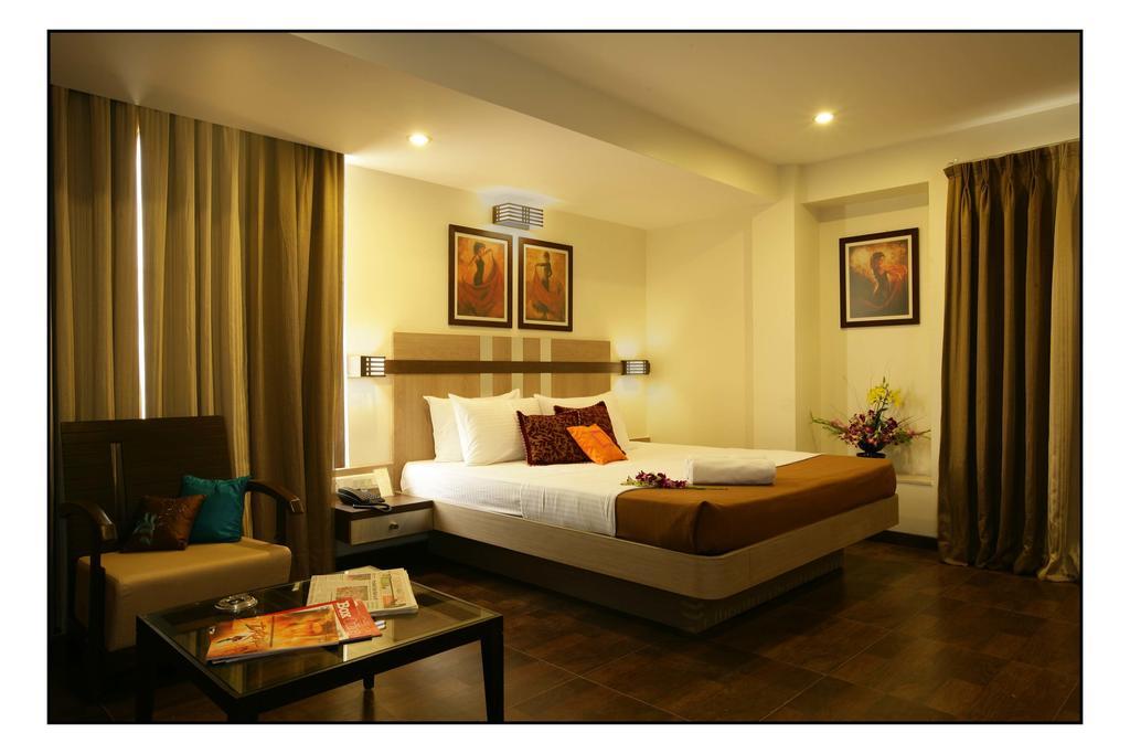 Hotel Utsav Deluxe Пуне Екстер'єр фото