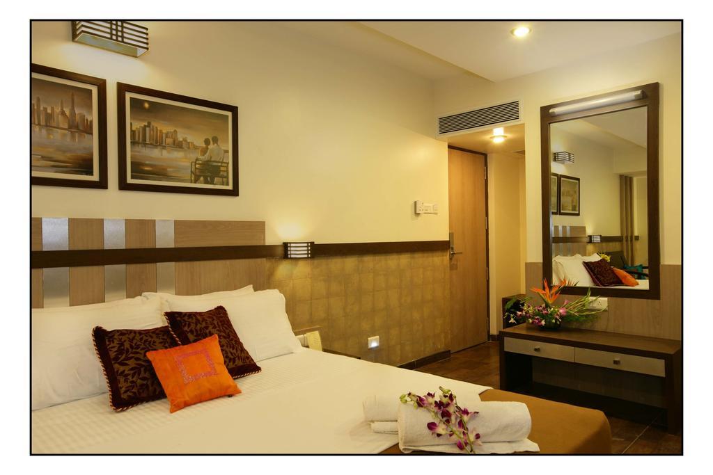 Hotel Utsav Deluxe Пуне Екстер'єр фото
