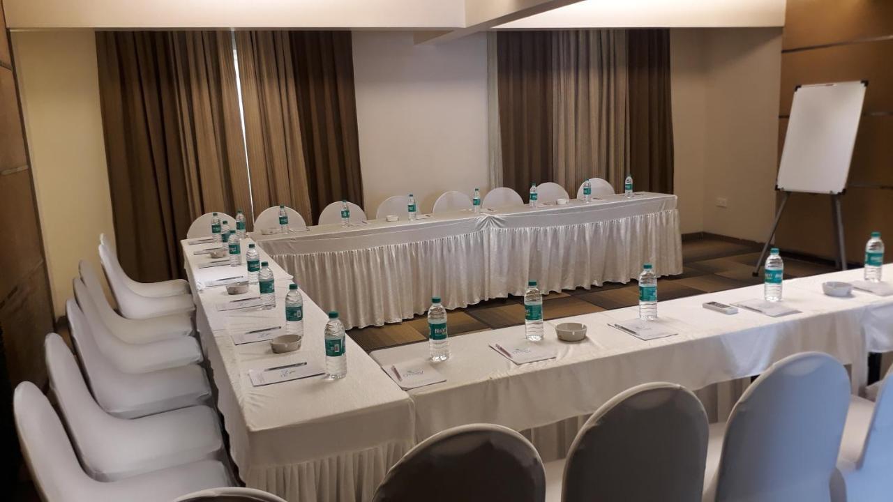 Hotel Utsav Deluxe Пуне Екстер'єр фото