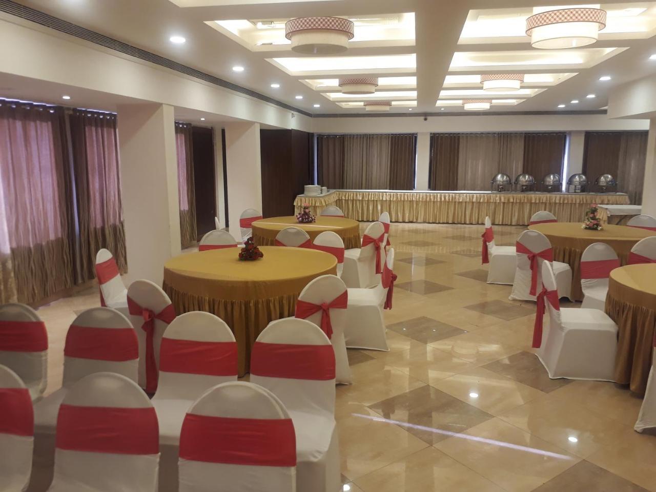 Hotel Utsav Deluxe Пуне Екстер'єр фото