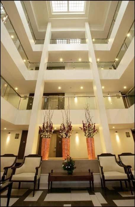 Hotel Utsav Deluxe Пуне Екстер'єр фото