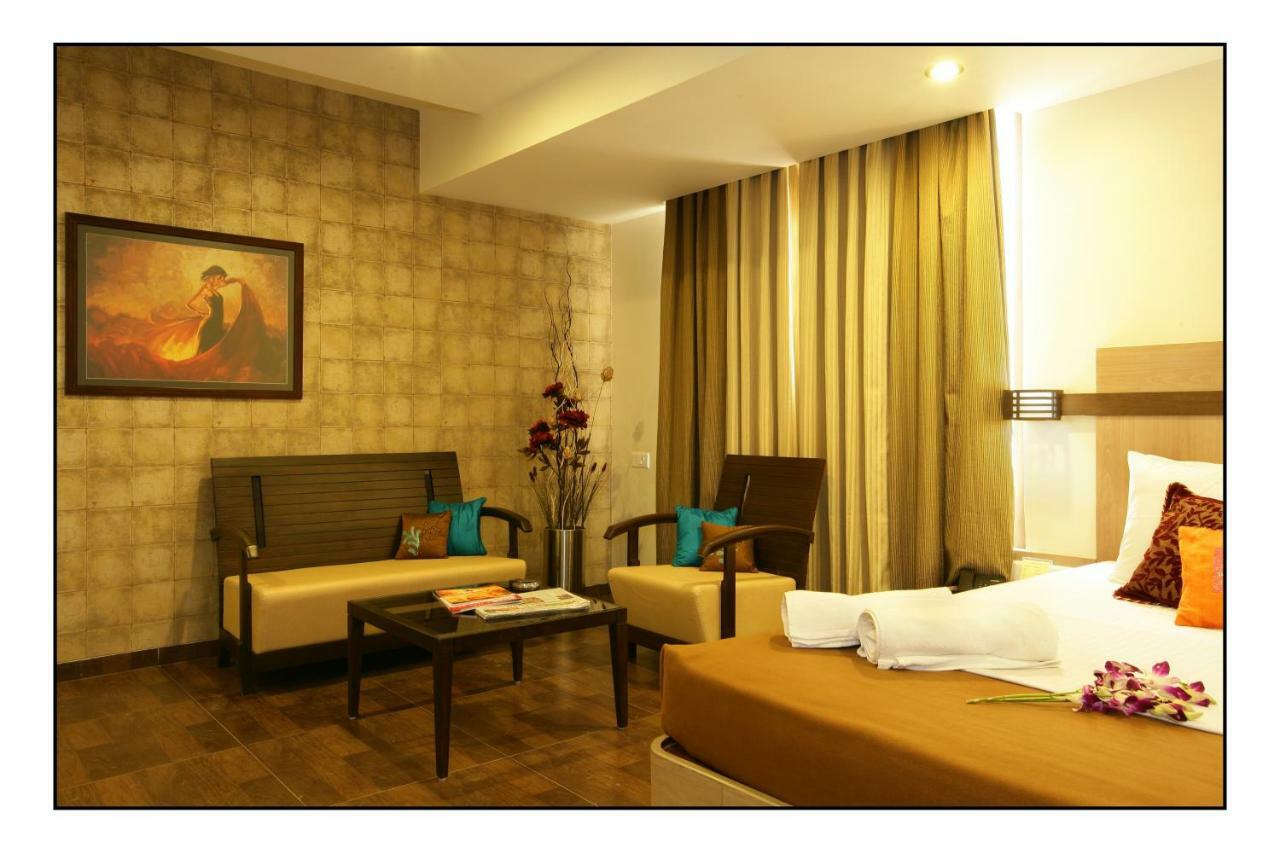 Hotel Utsav Deluxe Пуне Екстер'єр фото