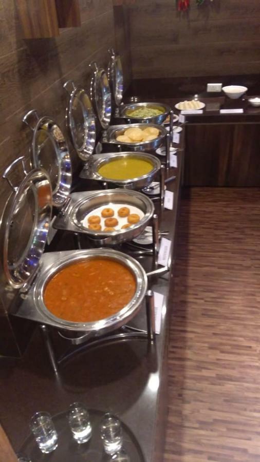 Hotel Utsav Deluxe Пуне Екстер'єр фото