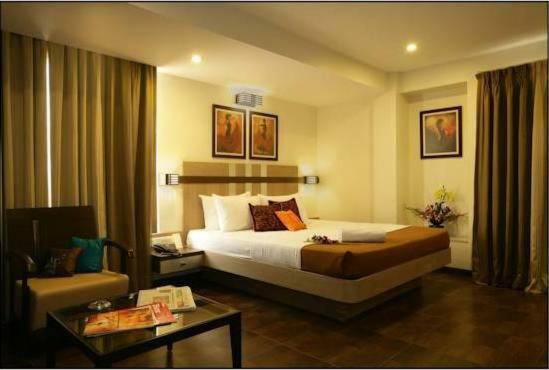 Hotel Utsav Deluxe Пуне Екстер'єр фото